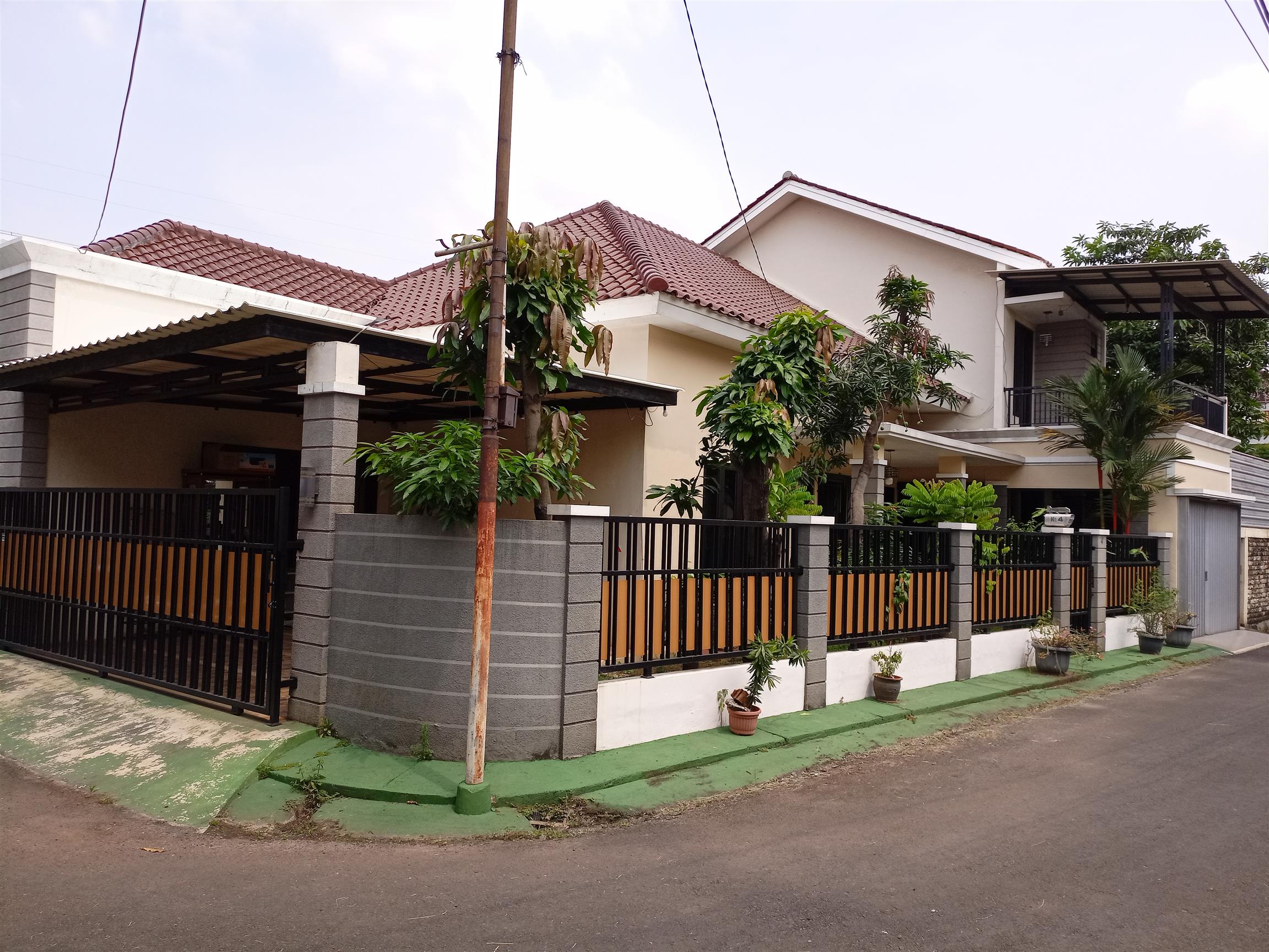 Rumah Mewah 1 1/2 Lantai Hoek Kokoh Dijual Murah Di Pondok Bambu, Bebas ...